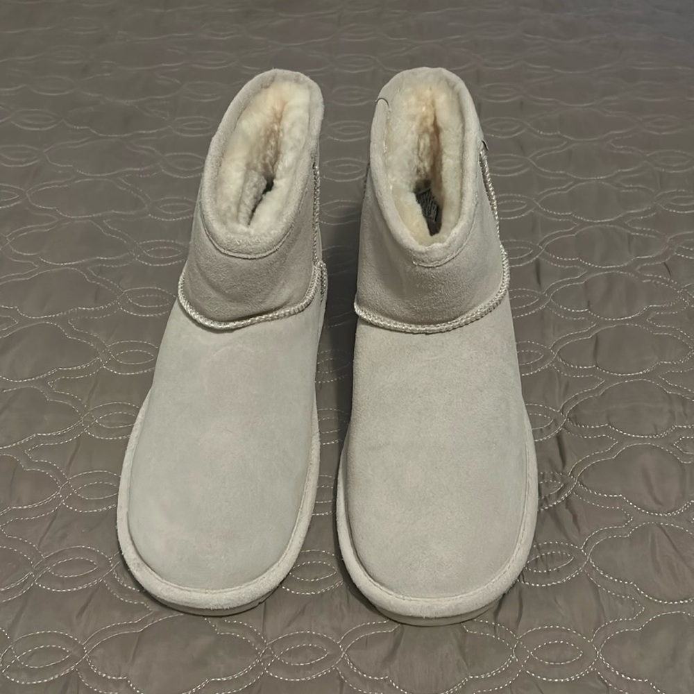 Bear paw women's boots size 9. Excellent condition. Worn once. Color sand.